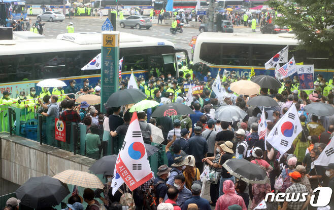 지난해 8월15일 보수단체 회원들이 서울 광화문광장 일대에서 집회를 하고 있다. 2020.8.15/뉴스1 © News1 김명섭 기자