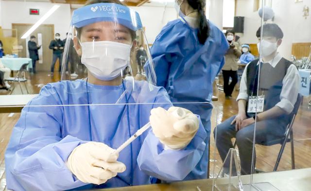 23일 광주 남구 봉선동 소화누리 요양시설에서 코로나19 아스트라제네카 백신 접종 모의훈련이 펼쳐지고 있는 가운데 의료진이 접종을 준비하고 있다. 뉴시스