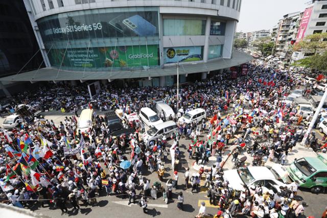 24일 미얀마 양곤 도심에 시민들이 모여 군부에 반대하는 집회를 열고 있다. 양곤=EPA 연합뉴스
