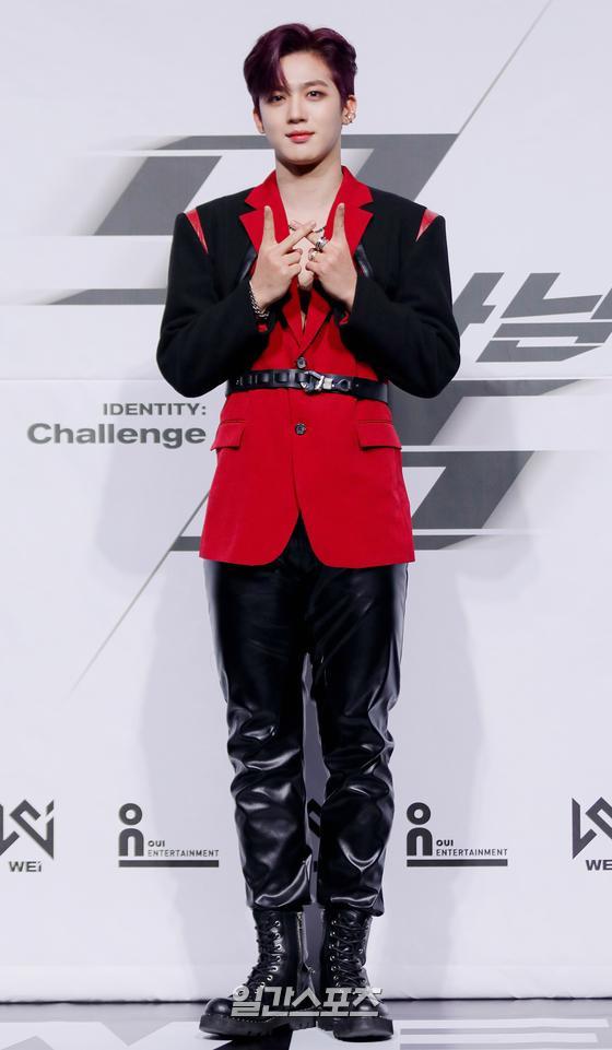 Group WEi John attends the second mini-album Identity: Challenge showcase, which will be broadcast online live on the afternoon of the 24th, and has photo time.