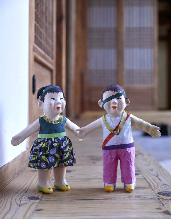 김리나 학생모델이 만든 여자아이 인형(왼쪽)과 이준율 학생모델이 만든 남자아이 인형. 자신이 원하는 색상의 옷을 입히고, 소품을 꾸며주면 개성 넘치는 닥종이 인형이 탄생한다.