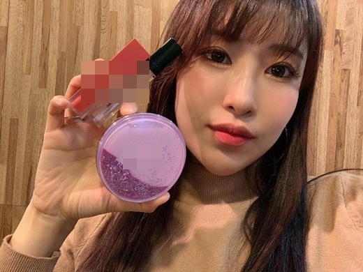 Gagwoman Lee Se-young showed off her watery Beautiful looksLee Se-young posted a photo on her Instagram page on Sunday.The photo shows Lee Se-young looking at the camera with cosmetics in his hand.Lee Se-young, a long straight-haired man, boasted a pure and clean visual, along with a clear eye.Meanwhile, Lee Se-young is running a Korean-Japanese boyfriend and YouTube channel Youngpyeong TV.Recently, he confessed to the double eyelid surgical mask fact and collected topics.