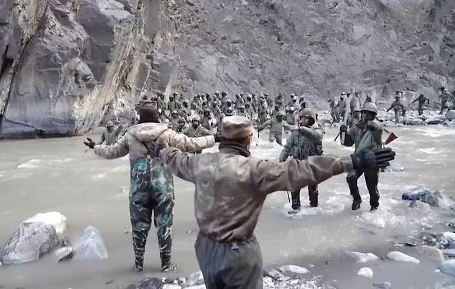 지난해 6월 인도군이 중국군을 향해 몰려오는 장면