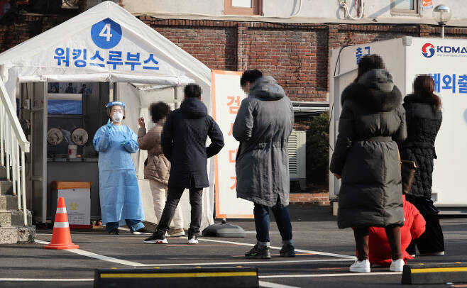 서울 중구 국립중앙의료원에 마련된 코로나19 워킹스루 선별진료소에서 시민들이 검사를 위해 대기하고 있다. 연합뉴스