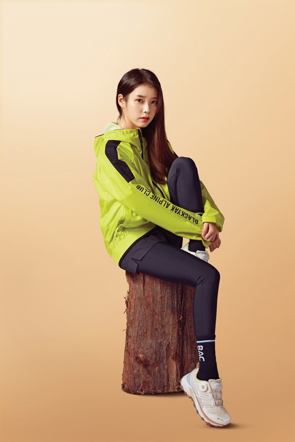 A Outdoor Research pictorial from Singer IU has been released.The global Outdoor Research brand BLACKYAK recently unveiled a 21SS season picture with IU.IU in the picture showed a variety of Mountain styling by adding its own clear and lively image.The IU showed the essence of the stylish Sanlin look of the MZ generation by utilizing his own personality with leggings, hiking boots, and ankles with colorful windbreak jackets and shorts integrated from the bright yellow Illuminating to the neon Greene, which Panton chose as the color of the year.Photos/Providing BLACKYAK