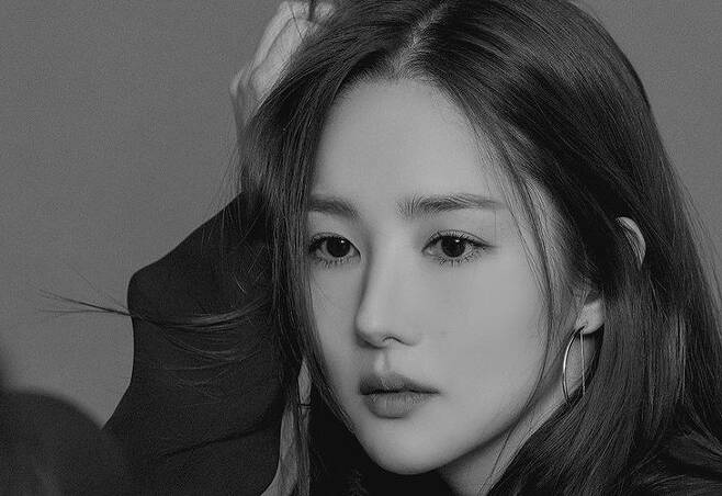 Actor Park Min-young has told of the recent chic feeling.24 Days Park Min-young posted a picture without any phrases of his own Instagram.Park Min-young in the photo was wearing black clothes and staring at Camera with a black and white photographic filter and a dour look.Park Min-young has attracted peoples attention with a goddess visual that breaks through black and white; fans have responded in a variety of ways, including Its a piece and Thank you for the beauty day.Meanwhile, Park Min-young appeared in the recently released Netflix original series The Beginner is You Season 3.Last year, he also appeared on JTBC Drama I will go if the weather is good.