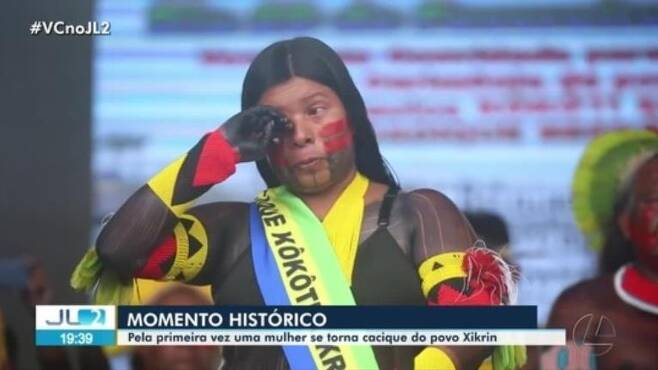 아마존 원주민 사회 첫 여성 족장 탄생 브라질 북부 파라주 파라우바페바스 지역에 있는 시크린 두 카테테 원주민 부족에서 올해 28세 여성 코코치 시크린이 새로운 족장으로 취임했다. [브라질 뉴스포털 G1]