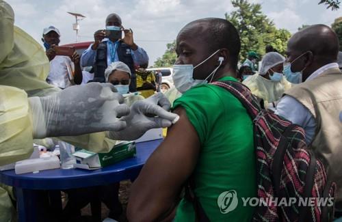 23일 기니 구에케에서 에볼라 백신을 접종하는 모습 [AFP=연합뉴스]