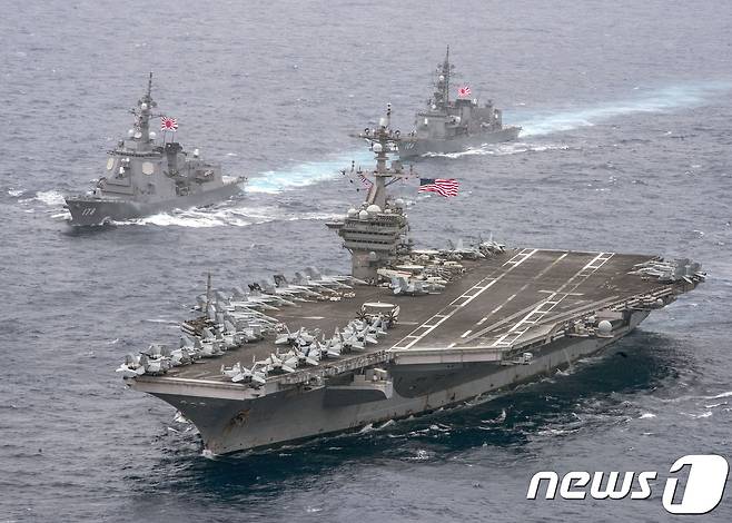 미 해군 항공모함 '칼빈슨'(앞)과 함께 해상훈련 중인 일본 해상자위대 이지스 구축함 '아시가라'(뒷줄 왼쪽), 호위함 '무라사메' <자료사진> © AFP=뉴스1