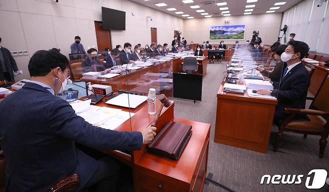 18일 오후 서울 여의도 국회에서 외교통일위원회 전체회의가 열리고 있다. 2021.2.18/뉴스1 © News1 성동훈 기자