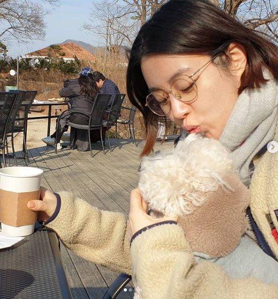 Actor Kang So-ra has told of her recent pregnancy.On the 25th, Kang So-ra told her recent news through her Instagram.Kang So-ra, who drinks coffee in the outdoors with his dog, attracts attention by adding a hashtag called #Positive real number # Amiya Wind.Kang So-ra, who is particularly pregnant, is a healthy figure with a plump cheek.Kang So-ra marriages with Husband, a oriental medicine doctor who was in a relationship last August.At that time, the marriage ceremony was canceled due to the Corona 19 re-proliferation tax, and the couple made a marriage ceremony in a simple place where only the family attended.Kang So-ra, who has since announced her pregnancy, is scheduled for Child Birth in April this year.