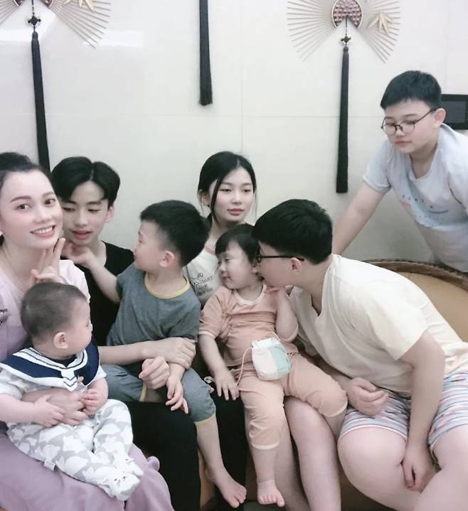 장룽룽(왼쪽)과 그의 자녀 7명. /더우인