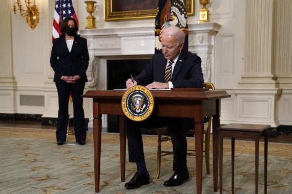 조 바이든 미국 대통령이 24일(현지시간) 백악관 다이닝룸에서 반도체 등의 미국 공급망에 관한 행정명령에 서명하고 있다. 바이든 대통령은 공급망 안정을 위해 동맹과 협력할 것을 분명히 했다. 뉴시스