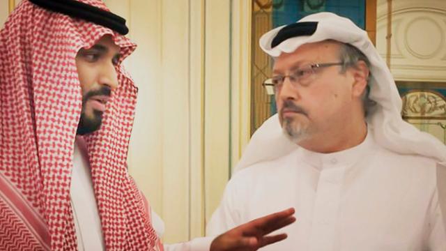 사우디아라비아 최고 실권자 무함마드 빈살만(왼쪽) 왕세자와 자말 카슈끄지(오른쪽)의 모습이 담긴 다큐멘터리 '반체제 인사'의 한 장면. AP 자료사진