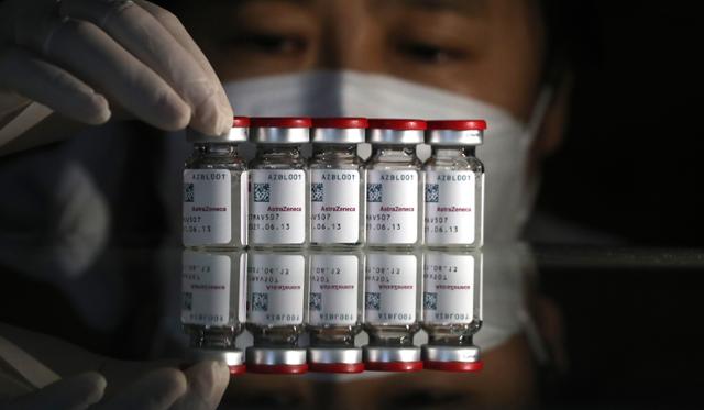 국내 첫 코로나19 백신 접종을 하루 앞둔 25일 서울의 한 요양병원에서 관계자가 아스트레제네카(AZ) 백신을 들어보이고 있다. 뉴스1
