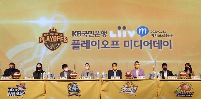 여자프로농구 4강 플레이오프에 참가하는 4개 팀의 감독과 선수들이 25일 서울 여의도 63컨벤션센터에서 열린 플레이오프 미디어데이에서 질문을 듣고 있다. 왼쪽부터 용인 삼성생명의 임근배 감독과 배혜윤, 아산 우리은행의 위성우 감독과 박혜진, 청주 KB의 안덕수 감독과 박지수, 인천 신한은행의 정상일 감독과 김단비. 연합뉴스