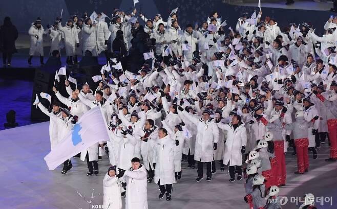 2018년 2월 9일 강원도 평창 올림픽 스타디움에서 2018 평창 동계올림픽 개회식이 열려, 남북 선수단이 한반도기를 들고 공동입장 하고 있다. / 사진=김창현기자