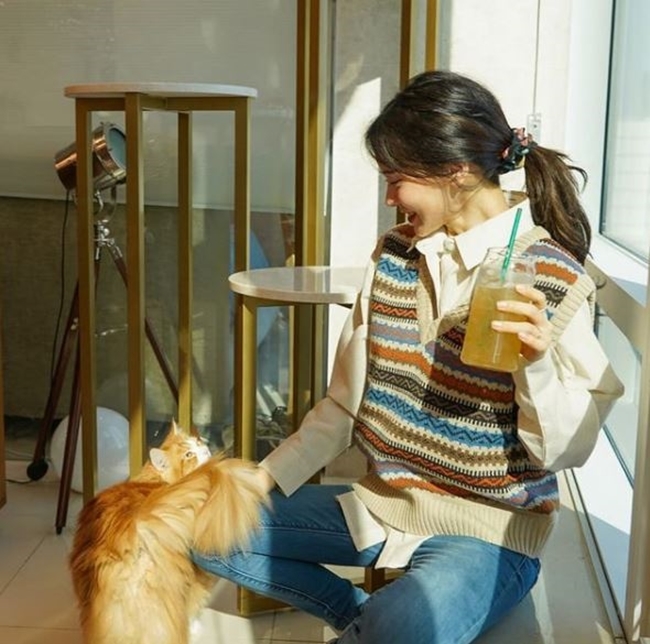 Actor and broadcaster Seo Yu-ri has become a Wormton de Elylook terminator.Seo Yu-ri posted a picture on his instagram on February 25 with an article entitled Pony, if you have a little more, you will go to kindergarten.The photo shows the figure of Seo Yu-ri and the cat sharing sympathy in the sunrise space.Especially, the fashion sense of Seo Yu-ri, which matches jeans with warm knit vest, stands out.Meanwhile, Seo Yu-ri recently released a personal color diagnosis video through a personal YouTube channel.
