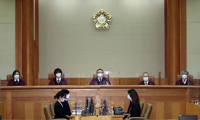 유남석 헌법재판소장과 재판관들이 25일 서울 종로구 헌법재판소 대심판정에 입장해 자리하고 있다. 뉴시스