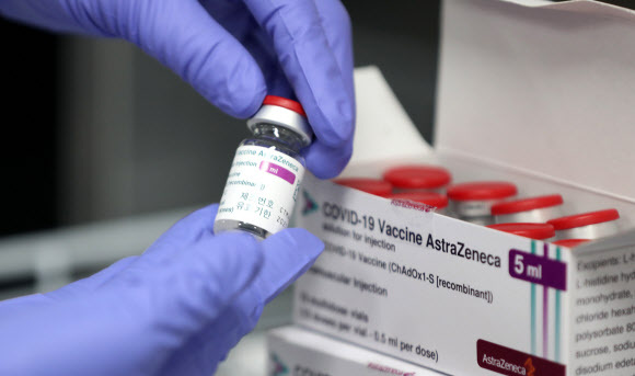 25일 오후 대전 중구 문화동 중구보건소에서 방역 관계자가 보관 중인 아스트라제네카(AZ) 백신을 확인하고 있다. 뉴스1
