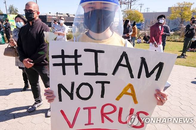 이달 미국 캘리포니아주 로스앤젤레스에서 한 중국계 미국인이 "나는 바이러스가 아니다"라는 팻말을 들고 시위하고 있다. [AFP=연합뉴스 자료사진]