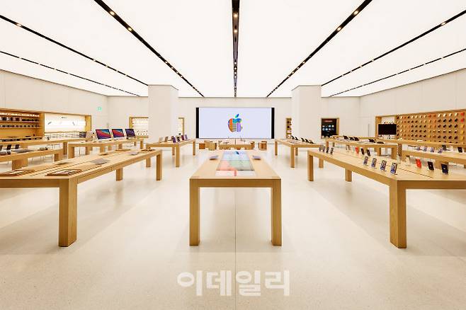애플 여의도 매장 내부 모습. 애플 가로수길과 규모와 인테리오 모두 비슷하다. (사진= 애플)