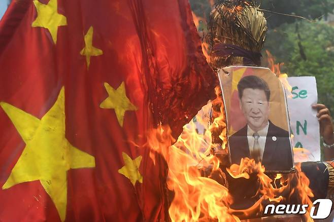 인도 시민들이 시진핑 중국 국가주석의 사진을 불태우는 모습.© AFP=뉴스1