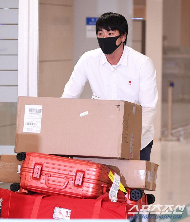 2020시즌을 성공적으로 마치고 돌아온 김광현은 세인트루이스 구단의 빨간색 가방을 들고 들어왔다. / 스포츠조선