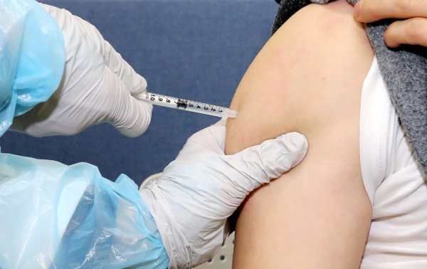 26일 오전 충남 홍성보건소에서 코로나19 예방접종을 받고 있다.(사진=저작권자(c) 뉴스1, 무단 전재-재배포 금지)