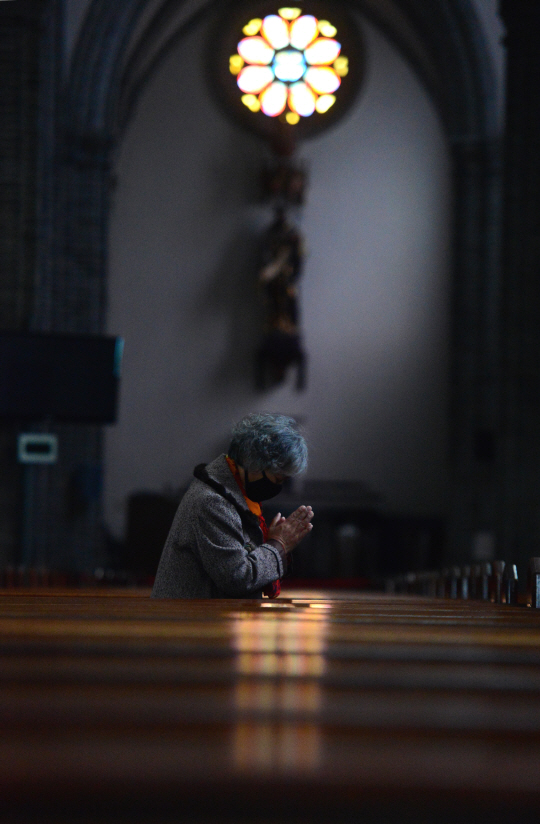 미사가 중단된 명동성당에서 간절히 기도하는 루치아 자매님.