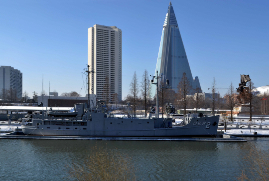 1968년 1월 23일 북한에 나포된 미 함선 푸에블로호가 북한 평양의 보통강변에 전시돼 있다. 연합뉴스