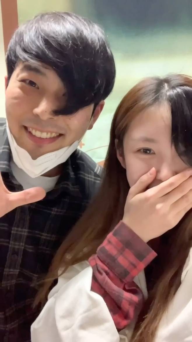 Singer Jun Hyoseong released a surprise video of the situation drama of comedian Kim Hae-joon and Cafe president The Best Standard.On February 26, Jun Hyoseong posted a video on Instagram with the phrase I met the best standard.In the open video, Jun Hyoseong continues the situation with Kim Hae-joon.Jun Hyoseong created a unique comma bangs to match Kim Hae-joon and The Best Standard concept.In particular, Jun Hyoseong has been certified as a fan by showing june-and-go, such as constantly laughing throughout the situation drama.Meanwhile, Kim Hae-joon has become popular since she turned into a feeling man The best standard bouquet on YouTube channel Peace University.