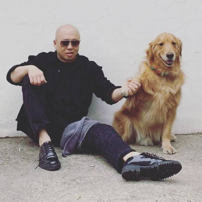 Composer Don Spike, who was known to have succeeded in reducing 30kg, said he was still slim.Don Spike posted several photos on his SNS on the 26th, saying, The two meat eaters have taken their hands, so we will not have any bones left in the way we have passed.The photo shows a lot of exciting money Spike holding hands with a puppy, and a thin ankle and a slender face attract attention.In particular, Don Spike said last month, 50th anniversary. Feeling 18 years old. Every moment is a gift from heaven. Thank God for meeting her.At the time, a Don Spike official said, Don Spike has a GFriend. It is a non-entertainer, so be careful but watch it beautifully.Because of this, the netizens were nervous about whether the photo was taken by GFriend.=