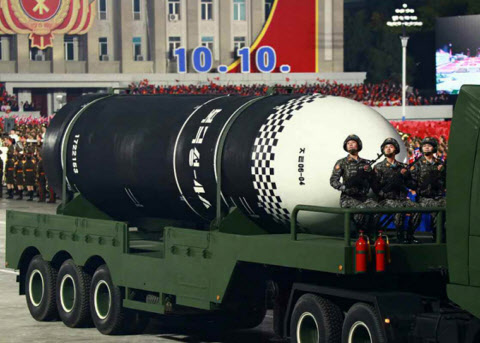 북한이 지난 해 10월 10일 노동당 창건 75주년 기념 열병식에서 신형 잠수함발사탄도미사일(SLBM)을 선보이고 있다. [사진=연합뉴스]