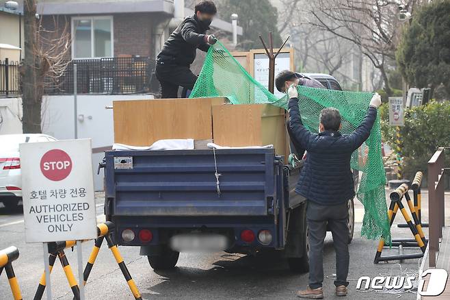 코로나19 장기화로 호텔 등 숙박업 경영난이 지속된 가운데 지난 1일 영업을 종료한 서울 서초구 쉐라톤 서울 팔래스 강남호텔에서 관계자들이 호텔집기를 정리하고 있다./뉴스1 © News1 임세영 기자