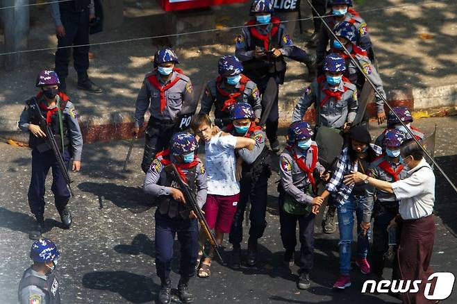 27일 미얀마 최대 도시 양곤에서 반군부 시위대가 경찰에 의해 체포되고 있다. © 로이터=뉴스1