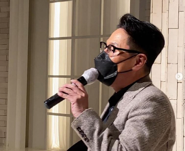 Yoon Jong Shin posted a picture on the 27th instagram with an article entitled Mask Celebration for the first time.The photo shows Yoon Jong Shin attending the Wedding ceremony of his acquaintance and singing a celebration.Yoon Jong Shin left a review on the unique experience of singing a celebration with Mask on due to the spreading of COVID-19.Meanwhile, Jeon Mi-ra and Yoon Jong Shin married in 2006, and have two boys and two girls.