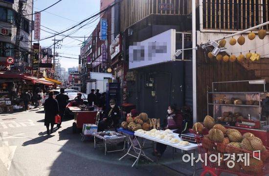 대림역12번 출구에서 대림중앙시장 가는 길. 상인들이 과일 등을 팔고 있다. 모두 마스크를 착용하고 있다.
사진=김소영·김초영·이주미 인턴기자 zoom_0114@asiae.co.kr