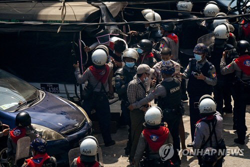 시위대 체포하는 미얀마 경찰(연합뉴스)