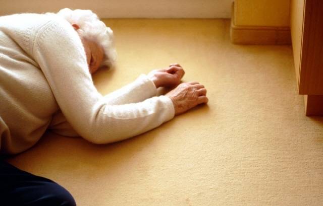 혈압약을 복용하는 노인이라면 일어날 때 기립성 저혈압이 발생할 수 있어 주의한다./사진=클립아트코리아