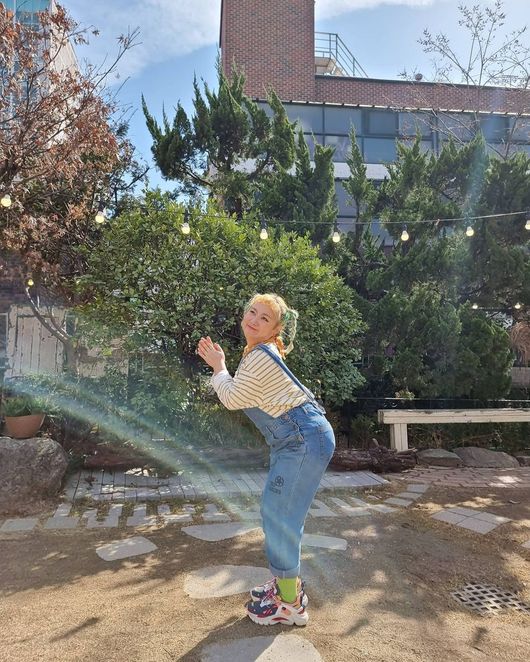 Gagwoman Park Na-rae boasted a unique cute charm.On the afternoon of the 27th, Park Na-rae posted two selfies on his personal SNS, saying, # Hayanae # Little Nara # Good weather # Yang Dding # I am so happy because I have good weather.Park Na-rae in the photo shows her beauty while she is wearing a striped shirt in blue bread pants.However, Ishian, who saw it, laughed after commenting Satans Nara. Stylist Kim U-ri said, Its so cute in the world.In particular, Park Na-rae said, Youre in a month. Youre too short.I am very happy to be a self-serving person, said a fan, I am very happy to see you. I am not happy. But I will try!!On the other hand, Park Na-rae is currently appearing on MBC I live alone and tvN Amazing Saturday - Doremi Market.park na-rae SNS