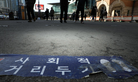- 18일 서울 한 임시선별진료소 바닥에 붙은 거리두기 안내문이 낡은 모습이다. 2021.2.18 연합뉴스