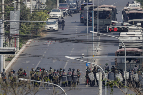 미얀마 제2도시 만달레이에서 27일(현지시간) 진압경찰이 주요 도로를 봉쇄하고 있다. /AP연합뉴스