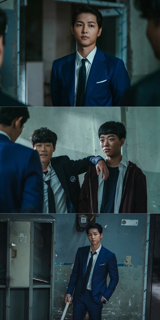 On the 27th, TVNs Saturday Drama Vinsenzo (director Kim Hee-won, playwright Park Jae-beom, planning studio dragon, production logos film) captures the appearance of Vincenzo (Song Joong-ki) confronting the bad youths and raises questions.Vinsenzo heated up the house theater in just two episodes. The unusual character, dynamic development, and the new reversal of the black comedy revealed the true value of the movie led to favorable reviews.The Italian mafia lawyer Vincenzo, who came to Korea to occupy the gold bullion hidden in the underground room of the gold house, unintentionally emerged as a Dark Hero.To get gold, he had to defend the gold house and face the BabelConstruction, which was aiming for the building.In the wake of Vincenzos interruption, BabelConstruction had a clever, ignorant plan to demolish the illegal.However, their plans were blocked by Vincenzos headstones, who held a grand insa party at the gold house Plaza.The services of BabelConstruction, which brought heavy equipment, could not touch the gold price Plaza.Vincenzos defense, which hit the back of the Villans properly, gave a thrilling catharsis.The photo released heralded Vincenzos extraordinary (?) performance: Vincenzo, who encountered rogue students in the gold house Plaza.Among middle school students who are provoking Vincenzo with a harsh attitude, Kim Young-ho (Kang Chae-min), the son of Kwak Hee-soo (Lee Hang-na), president of Yeonghos meal, is in the group.The sharpness of those who do not back down even in Vincenzos sharp eyes causes laughter.Vincenzo, who looked at the boys who showed off their middle two-bottle swag with a expressionless face, eventually unravels his tie and goes to the middle two system in Vincenzos way.Babel Group is also blocked, but the fact that he plays a dizzying game against a bad student who has nothing scary in the world is interesting.In the third episode, which will be broadcast on the day, Vincenzos dynamic gold star Plaza adapter will be unfolded.The unexpected Oji, which keeps getting involved in the private work of the gold price Plaza, is expected to have a pleasant smile.The demolition crisis has escaped with a stunning graveyard, but it is not the BabelConstruction to stop here; under even more intense pressure, Vincenzo makes another plan to defend the building.The secrets related to the Babel Pharmaceutical lawsuit, which is confronted by Hong Cha-young (Jeon Yeo-bin) and Hong Yoo-chan (Yoo Jae-myeong), are also unveiled.As Choi Myung-hee (Kim Yeo-jin), the Doxin, joined the idol and predicted the change, it stimulates the curiosity of what kind of game Vincenzo will play in the counterattack of the more intense Babel group.The production team said, Vincenzo unintentionally adapts to the gold price Plaza, and pay attention to the changes in the gold price Claza tenants and Vincenzo, who seemed to be out of place at all.There will be a turning point for Vincenzo, who faces the reality of a huge cartel starting from the third and fourth times. 