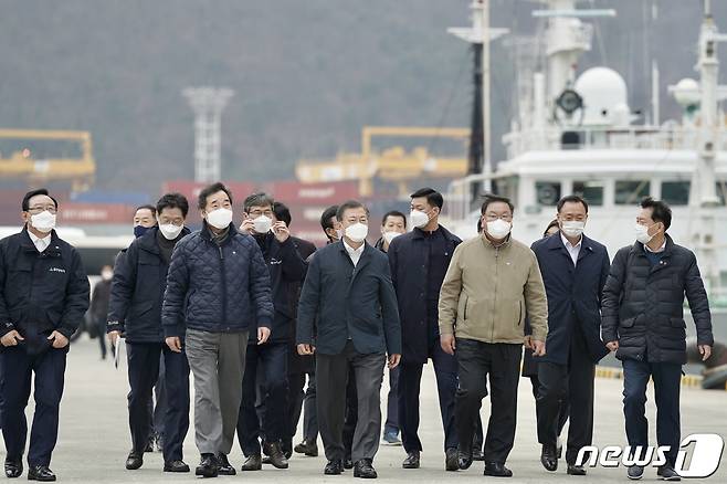 문재인 대통령이 25일 오후 부산에서 열린 '동남권 메가시티 구축 전략보고'에 참석해 가덕도 공항 예정지 선상 시찰을 마친후 부산신항 다목적부두에 위치한 해양대학교 실습선으로 이동하고 있다. 2021.2.25/뉴스1 © News1 이광호 기자