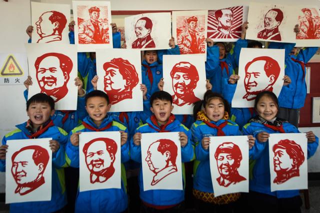중국 장쑤성 롄윈강의 어린이들이 마오쩌둥 출생 127주년을 맞은 지난해 12월 각자 그린 초상화를 들고 환하게 웃고 있다. 롄윈강=AFP 연합뉴스