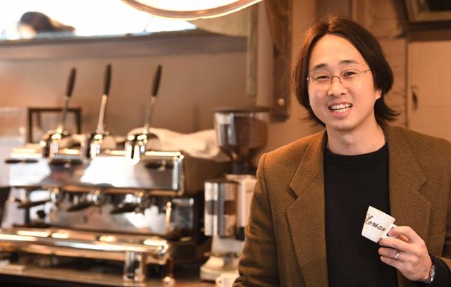 지난달 24일 서울 청담동에서 만난 이민섭 '리사르 커피' 대표는 "좀 더 많은 사람들이 커피 한 잔을 하면서 그 이상의 가치를 생각하는 여유가 생기면 좋겠다"고 말했다. 배우한 기자