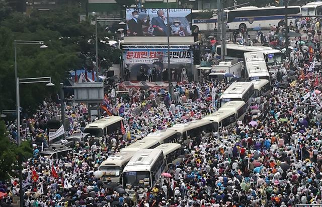 지난해 8월 15일 오후 서울 종로구 동화면세점 앞에서 열린 정부 및 여당 규탄 관련 집회에 대규모 인파가 몰려있다. 연합뉴스
