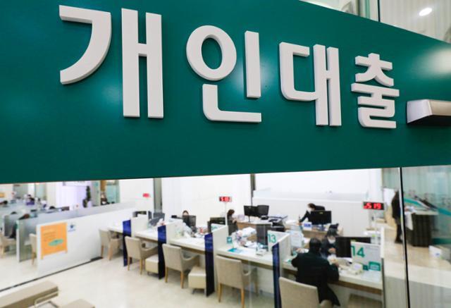 지난해 가계빚이 사상 처음으로 1,700조원을 돌파한 것으로 발표된 23일 오후 서울 중구 하나은행 대출 창구에서 고객들이 상담을 하고 있다. 뉴시스