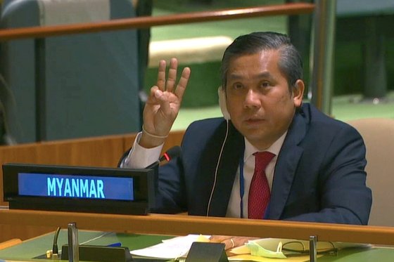 유엔 총회에서 쿠데타를 비판하며 국제사회 지지를 호소한 초 모 툰 주유엔 미얀마 대사가 성명 낭독을 마치면서 저항의 상징 '세 손가락 경례'를 하고 있다. 로이터=연합뉴스